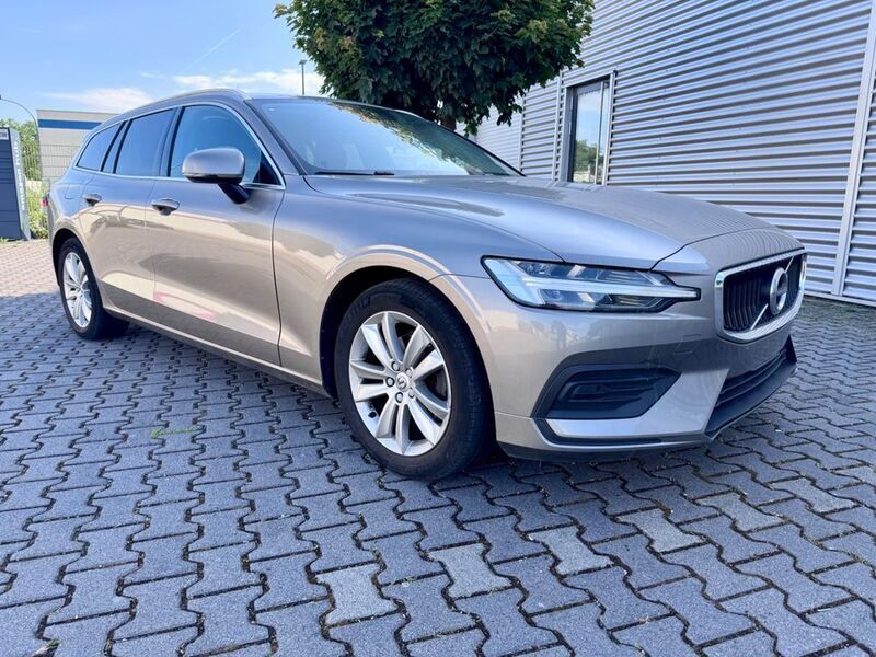 Grau Gebraucht 2019 Volvo V60 Momentum Kombi | 19.980 € (Etwas zu teuer) - Bild 1/4
