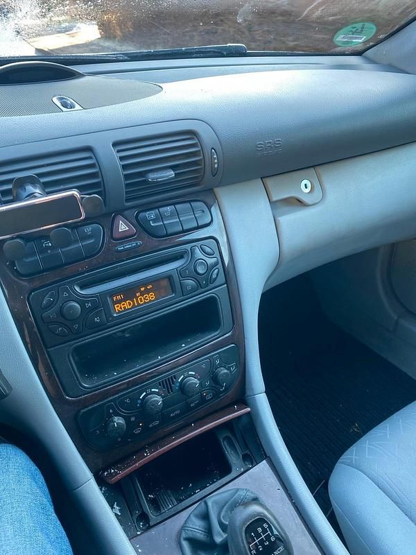 Silber Gebraucht 2003 Mercedes C180 Limousine | 2.250 € - Bild 1/4