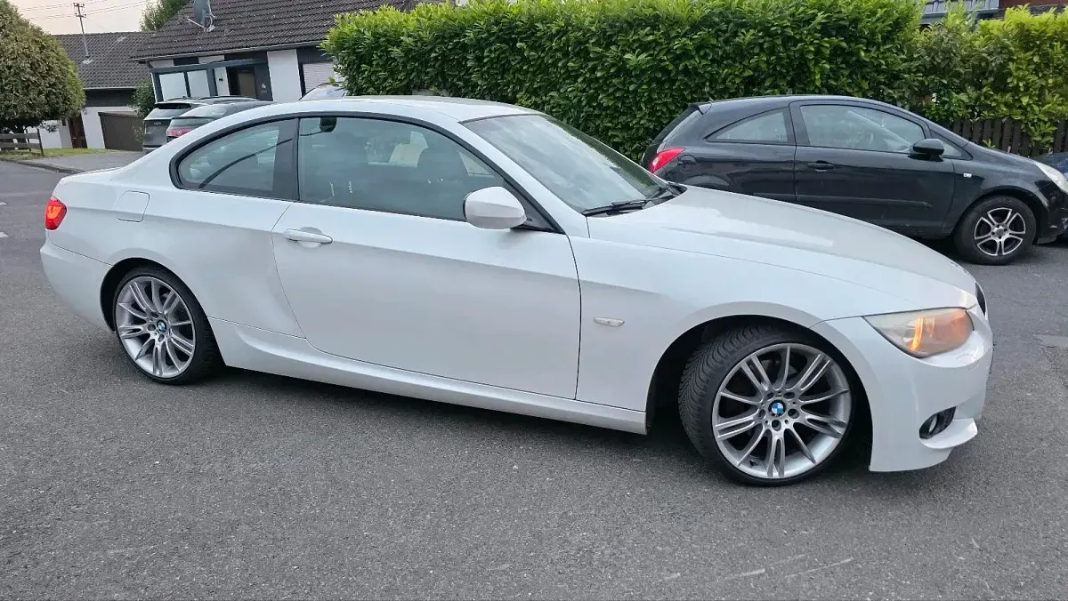 Gebraucht BMW 320 170 PS (125 kW) 2010 Weiß Coupé