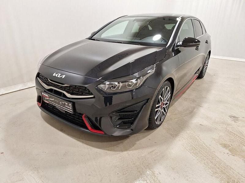 Gebraucht Kia ProCeed Comfort 204 PS (150 kW) 2023 Zilinaschwarz met. Limousine