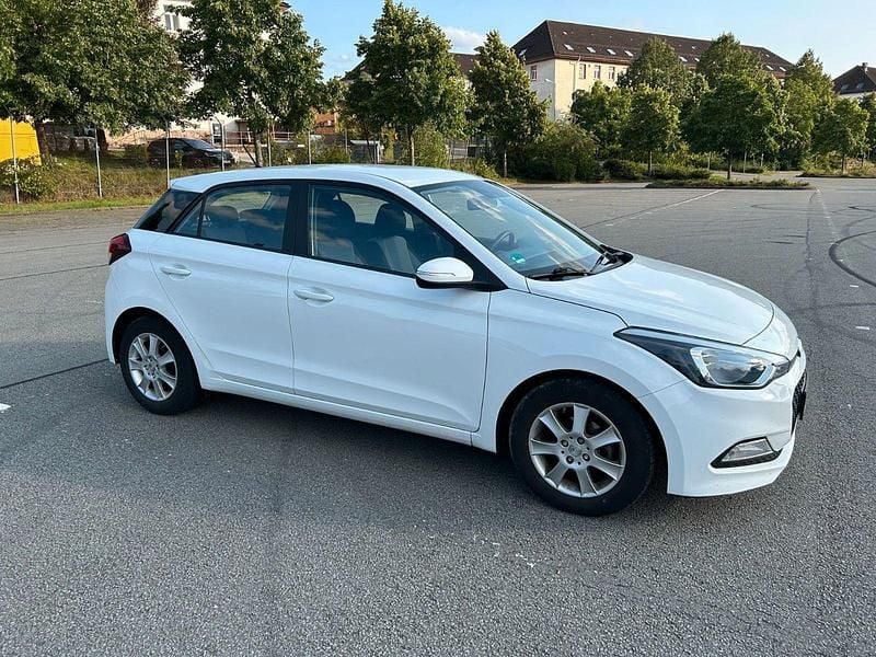 Weiß Gebraucht 2016 Hyundai i20 Kleinwagen | 7.500 € (Fairer Preis) - Bild 1/4