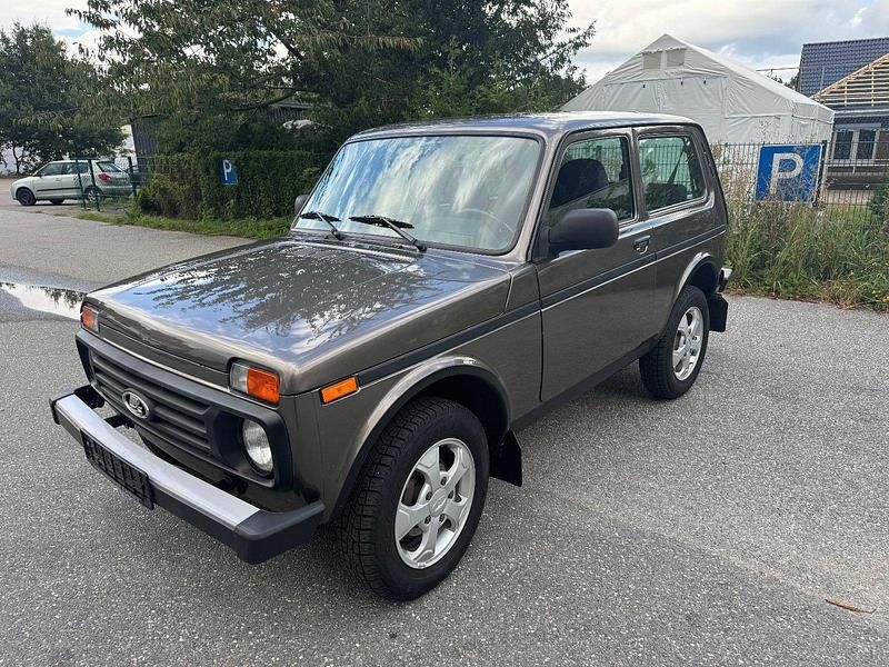 Braun Gebraucht 2018 Lada niva SUV | 9.500 € (Guter Preis) - Bild 1/4