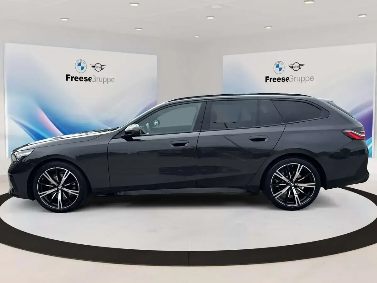 Gebraucht BMW 520 M Sport 197 PS (144 kW) 2025 Silber Kombi