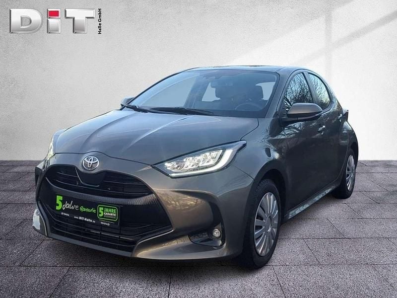 Manganbronze Gebraucht 2021 Toyota Yaris Team Kleinwagen | 14.590 € (Superpreis) - Bild 1/4