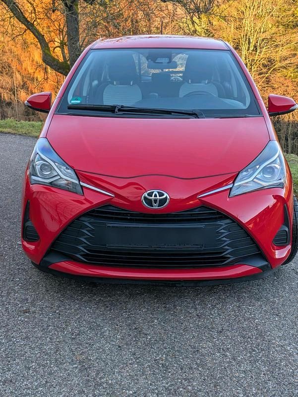Rot Gebraucht 2020 Toyota Yaris Kleinwagen | 11.900 € (Fairer Preis) - Bild 1/4