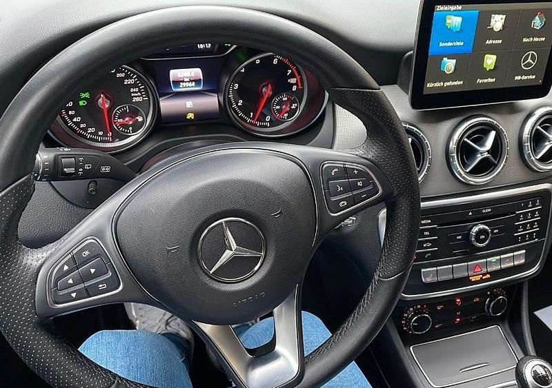 Gebraucht Mercedes CLA180 122 PS (89 kW) 2016 Schwarz Limousine