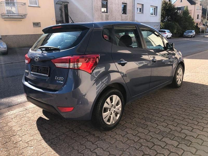 Gebraucht Hyundai ix20 Trend 90 PS (66 kW) 2011 Grau Kleinwagen