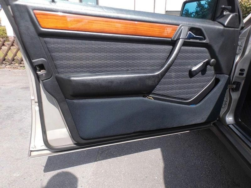 Gebraucht Mercedes 200 118 PS (86 kW) 1991 Beige Limousine