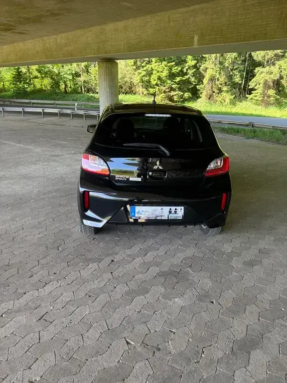 Begagnad Mitsubishi Space Star Select+ 71 HK (52 kW) 2024 Svart Halvkombi