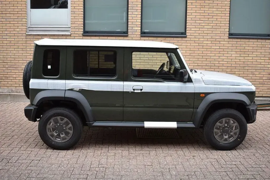 Neu Suzuki Jimny 101 PS (74 kW) 2026 Grün SUV