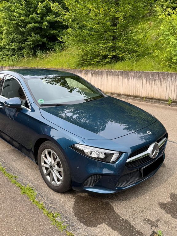 Blau Gebraucht 2022 Mercedes A200 Edition Limousine | 29.850 € (Fairer Preis) - Bild 1/4