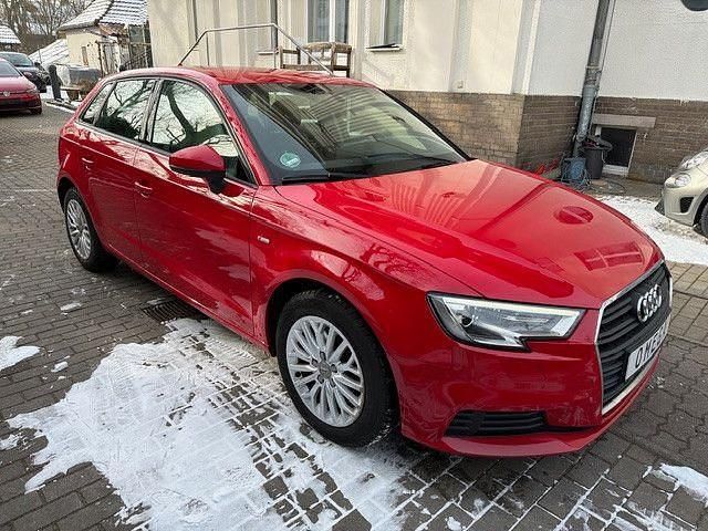 Gebraucht Audi A3 Sport 116 PS (85 kW) 2017 Rot Limousine