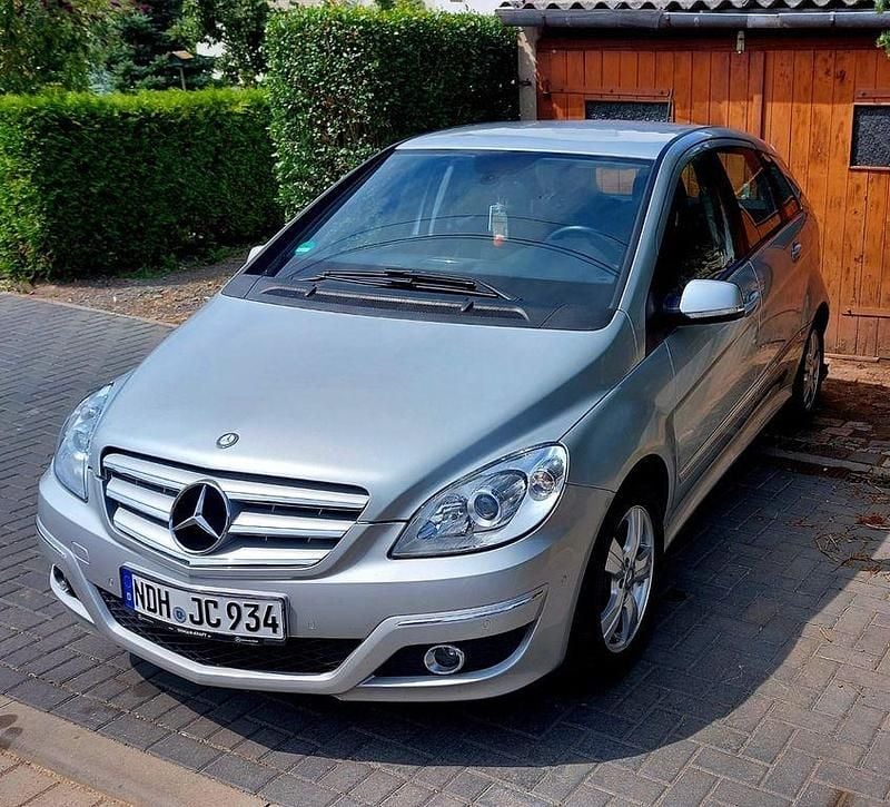Grau Gebraucht 2011 Mercedes B200 Van / Kleinbus | 7.299 € (Fairer Preis) - Bild 1/4