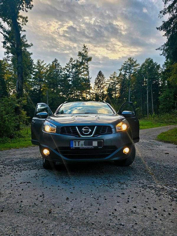 Grau Gebraucht 2011 Nissan Qashqai SUV | 9.000 € - Bild 1/4
