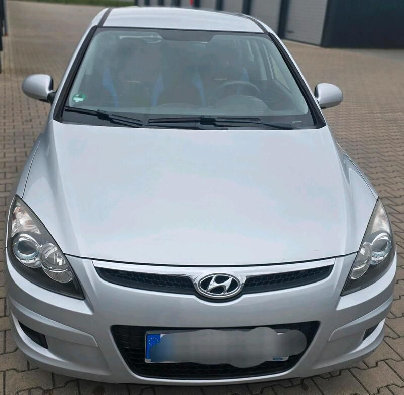Silber Gebraucht 2010 Hyundai i30 Kleinwagen | 3.300 € (Fairer Preis) - Bild 1/4