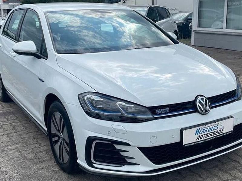 Pure white Gebraucht 2017 VW Golf VII GTE Limousine | 17.990 € (Fairer Preis) - Bild 1/4