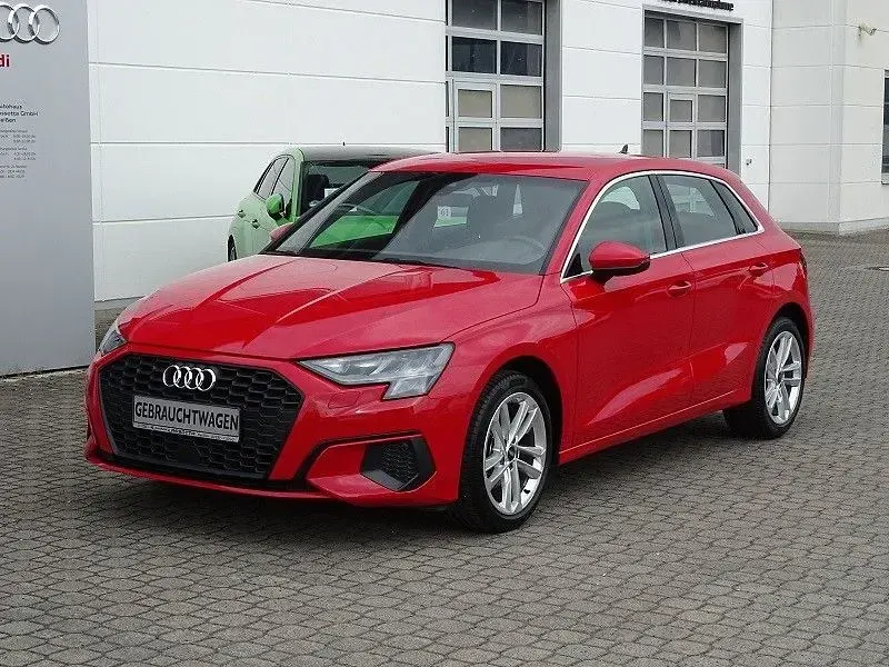 Gebraucht Audi A3 Ambiente 116 PS (85 kW) 2022 Rot Limousine