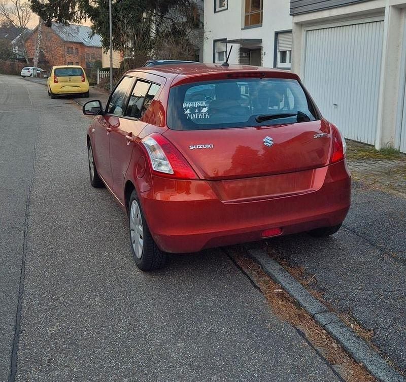 Gebraucht Suzuki Swift Comfort 94 PS (69 kW) 2011 Rot Limousine
