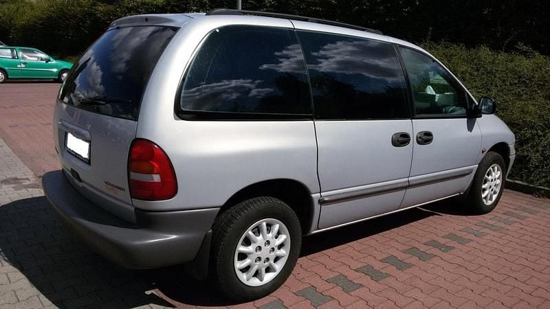 Silber Gebraucht 2000 Chrysler Voyager Van / Kleinbus | 1.900 € - Bild 1/4