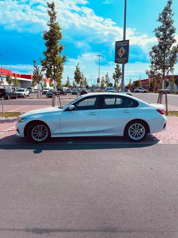 Gebraucht BMW 320 190 PS (139 kW) 2019 Weiß Limousine