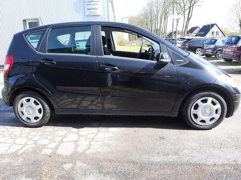 Gebraucht Mercedes A180 116 PS (85 kW) 2010 Kosmosschwarz  metalliclack Kleinwagen