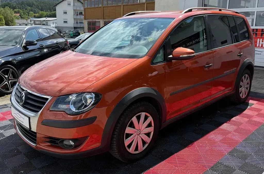Gebraucht VW Touran Cross 140 PS (102 kW) 2010 Orange Van / Kleinbus