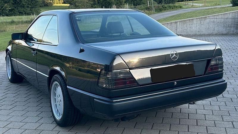 Gebraucht Mercedes E300 179 PS (131 kW) 1987 Schwarz Coupé