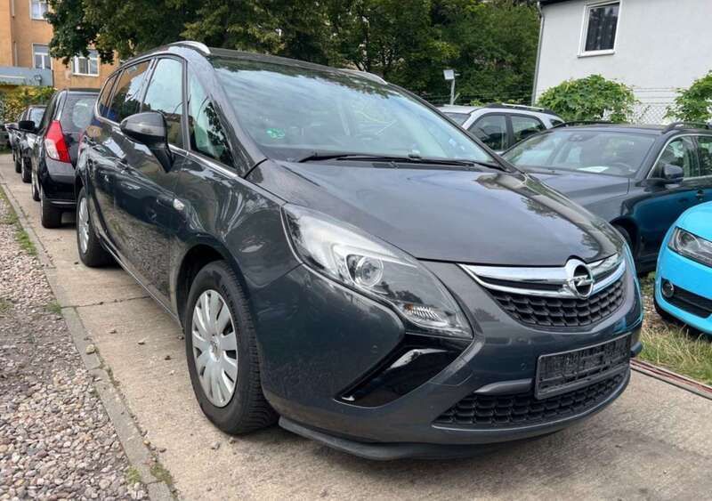 Grau Gebraucht 2015 Opel Zafira Tourer Style Van / Kleinbus | 6.499 € (Etwas zu teuer) - Bild 1/4