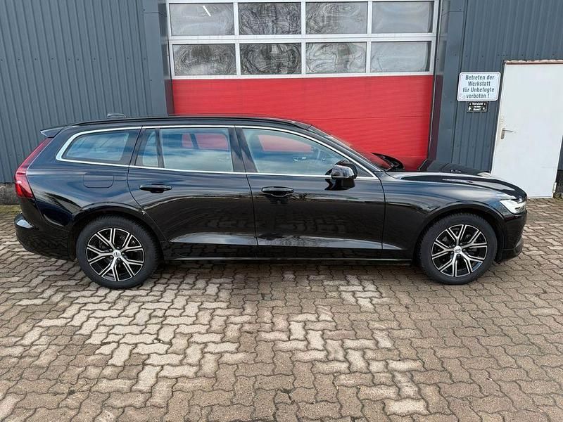 Gebraucht Volvo V60 Core 197 PS (144 kW) 2023 Onyx black Kombi