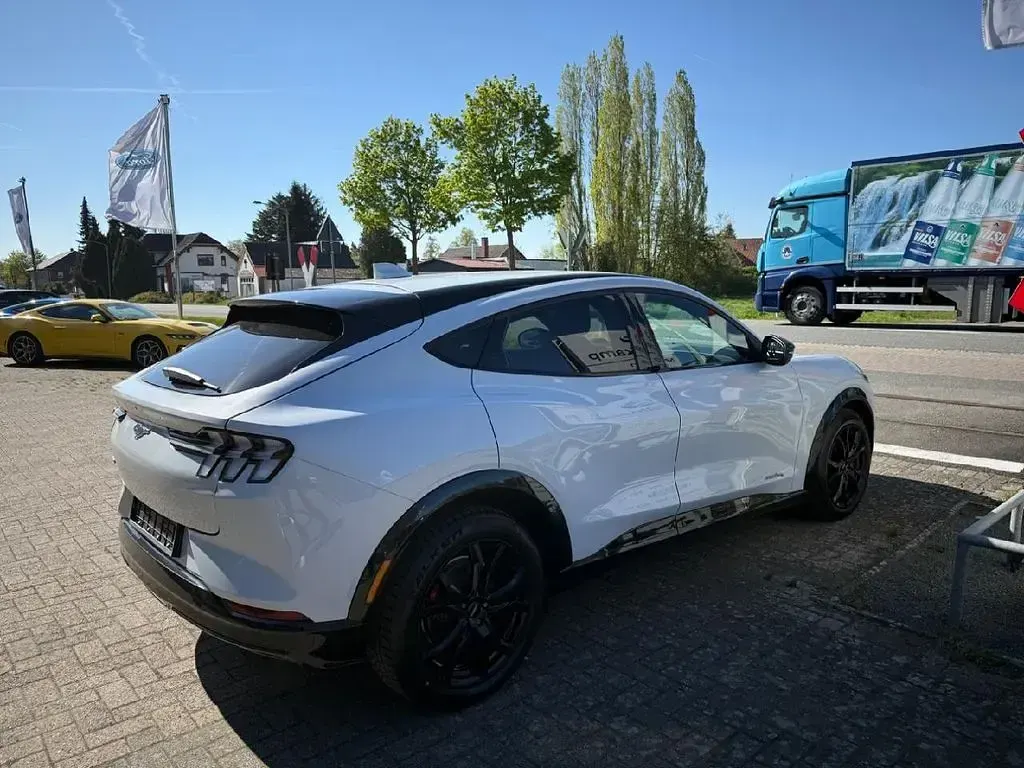 Gebraucht Ford Mustang Mach-E Basis 197 kW (269 PS) 2022 Space white SUV