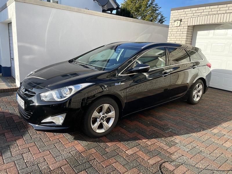 Schwarz Gebraucht 2015 Hyundai i40 Kombi | 6.900 € (Guter Preis) - Bild 1/4