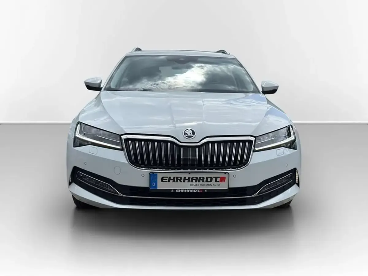 Gebraucht Skoda Superb Style 200 PS (147 kW) 2023 Moonweiss metallic Kombi
