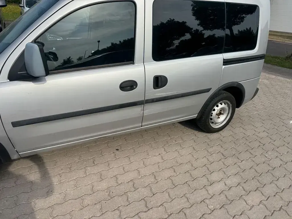 Gebraucht Opel Combo 90 PS (66 kW) 2008 Silber Van / Kleinbus