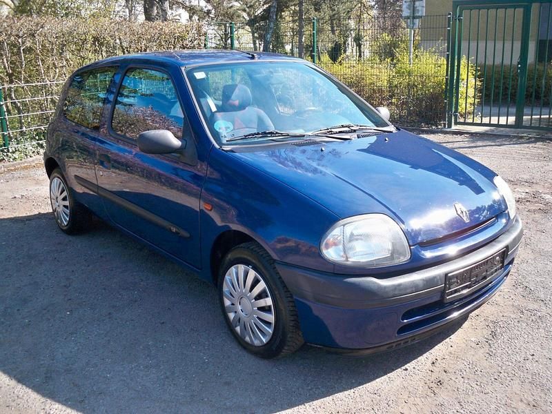 Second-hand Renault Clio II 58 CP (42 kW) 2000 Albastru Hatchback