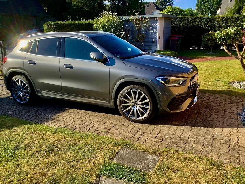 Grau Gebraucht 2020 Mercedes GLA220 AMG line SUV | 28.400 € (Guter Preis) - Bild 1/4