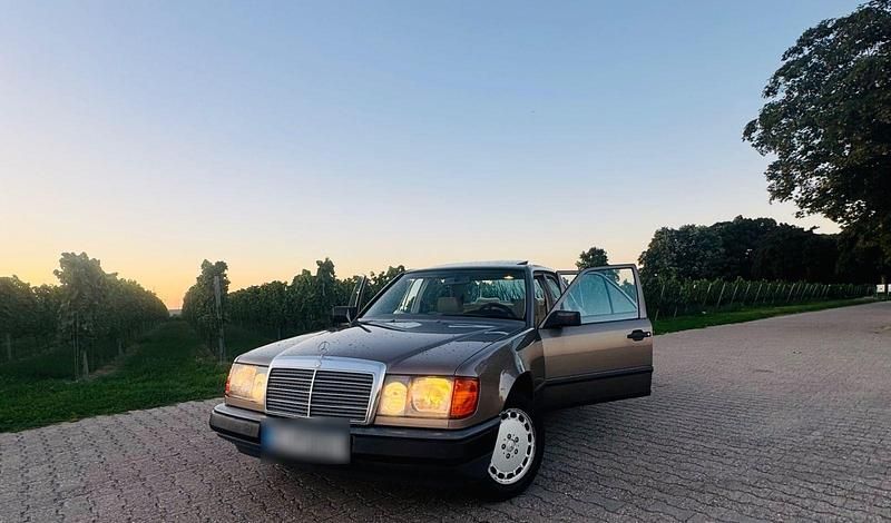 Braun Gebraucht 1988 Mercedes E230 Limousine | 3.500 € - Bild 1/4