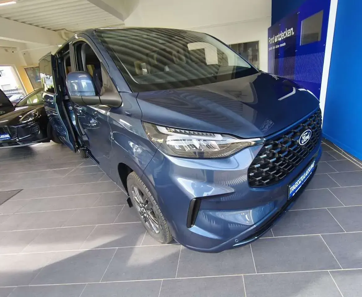 Gebraucht Ford Tourneo Titanium 150 PS (110 kW) 2026 Blue metallic Van / Kleinbus