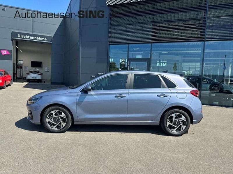 Neu Hyundai i30 140 PS (102 kW) 2025 Blau Limousine