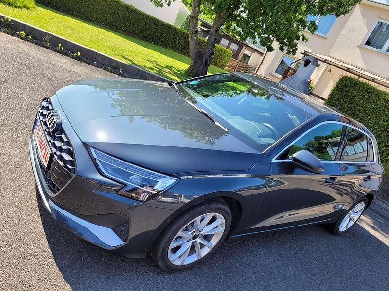 Manhattangrau metallic Gebraucht 2024 Audi A3 Advanced Limousine | 26.600 € - Bild 1/4