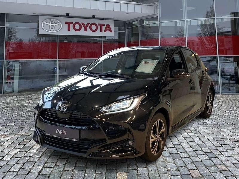 Mysticschwarz mica Neu 2025 Toyota Yaris Hybrid Limousine | 22.490 € (Superpreis) - Bild 1/4
