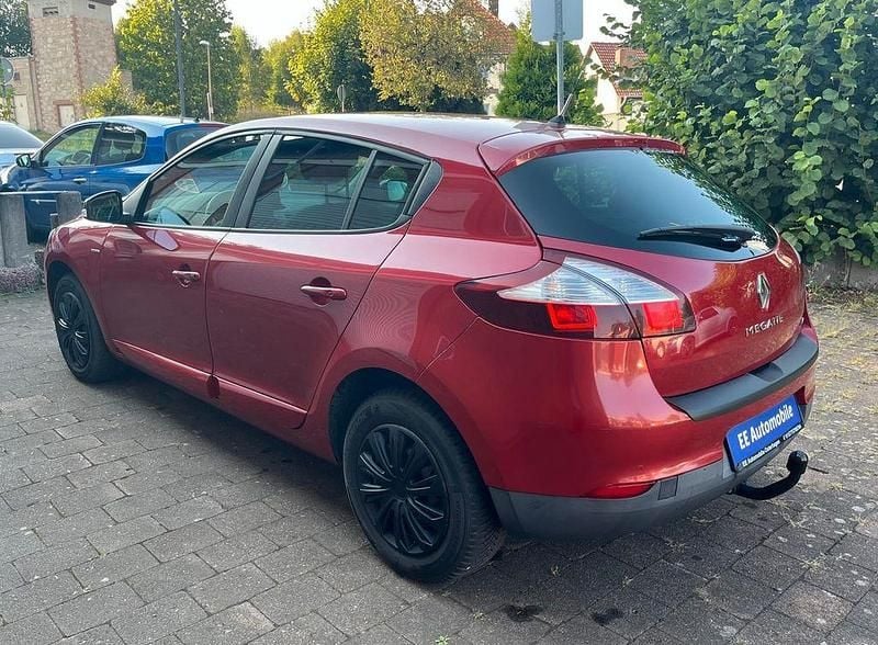 Gebraucht Renault Mégane LIMITED 116 PS (85 kW) 2015 Rot Limousine