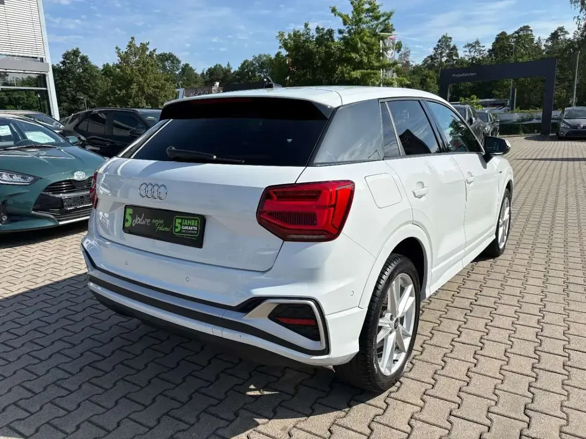 Gebraucht Audi Q2 S-Line 150 PS (110 kW) 2024 Gletscherweiß metallic SUV