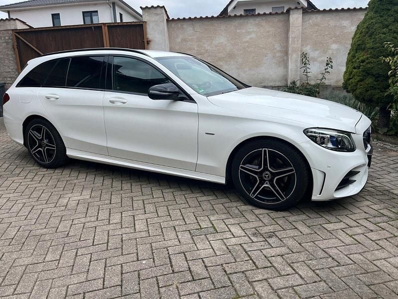 Weiß Gebraucht 2021 Mercedes C220 AMG line Kombi | 29.300 € (Fairer Preis) - Bild 1/4