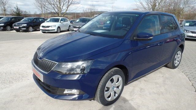 Blau Gebraucht 2015 Skoda Fabia Ambition Kleinwagen | 16.990 € - Bild 1/4