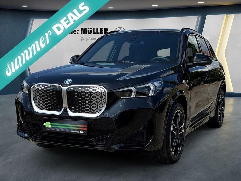 Schwarz Neu 2025 BMW iX1 M Sport SUV | 51.300 € (Fairer Preis) - Bild 1/4
