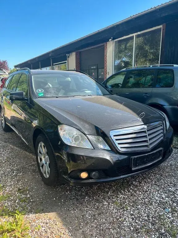 Gebraucht Mercedes E200 Avantgarde 184 PS (135 kW) 2010 Schwarz Limousine