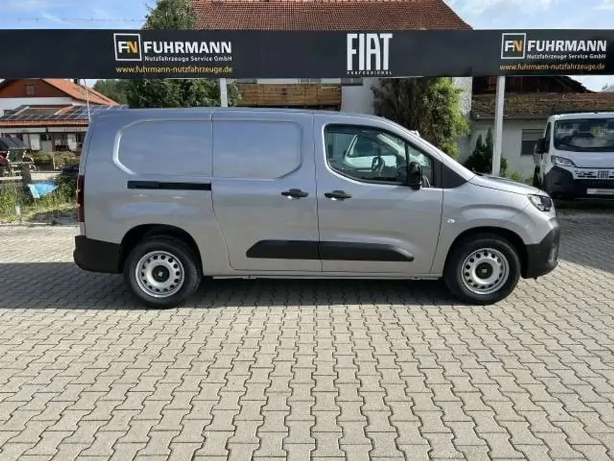 Neu Fiat Doblò 131 PS (96 kW) 2026 Maestro grau Van / Kleinbus