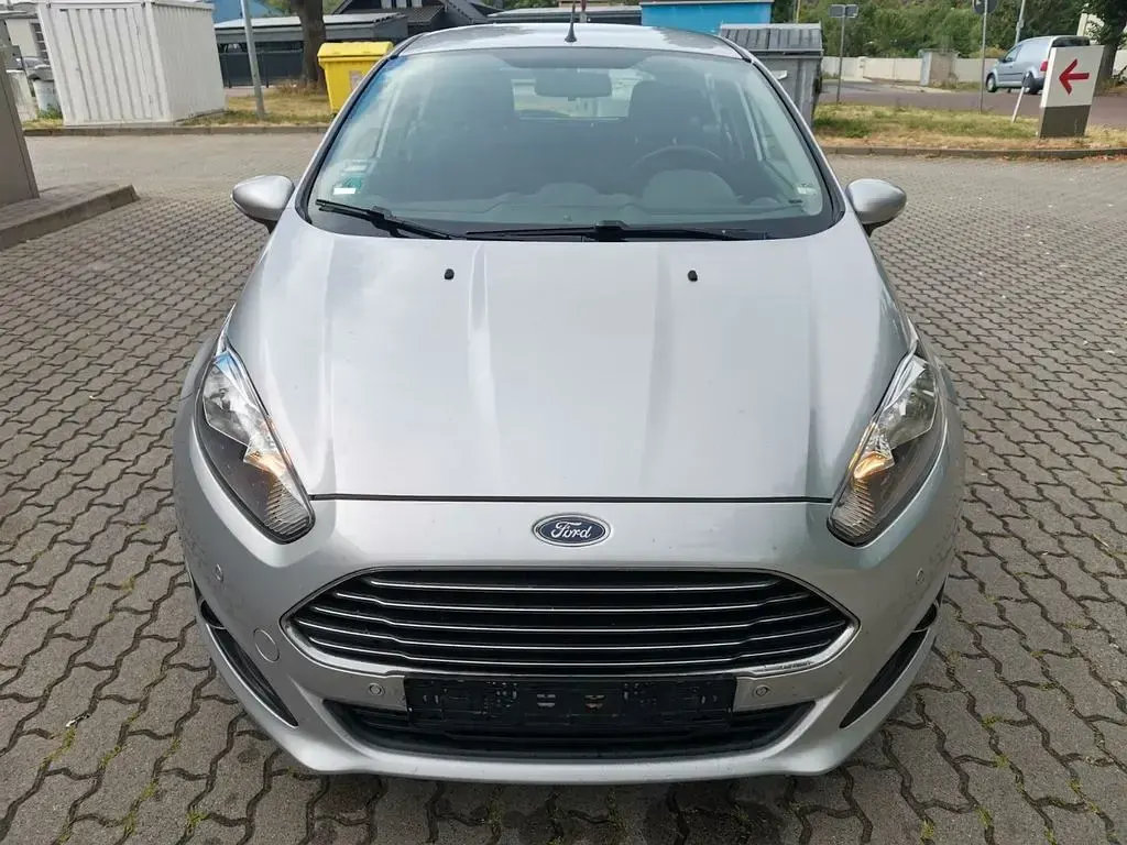 Gebraucht Ford Fiesta Champions Edition 95 PS (69 kW) 2013 Silber Limousine