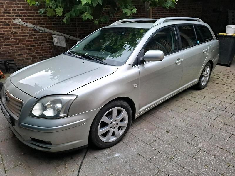 Silber Gebraucht 2004 Toyota Avensis Executive Kombi | 3.850 € (Fairer Preis) - Bild 1/4