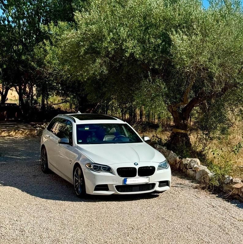 Weiß Gebraucht 2016 BMW M550 Comfort Edition Limousine | 25.250 € (Fairer Preis) - Bild 1/4